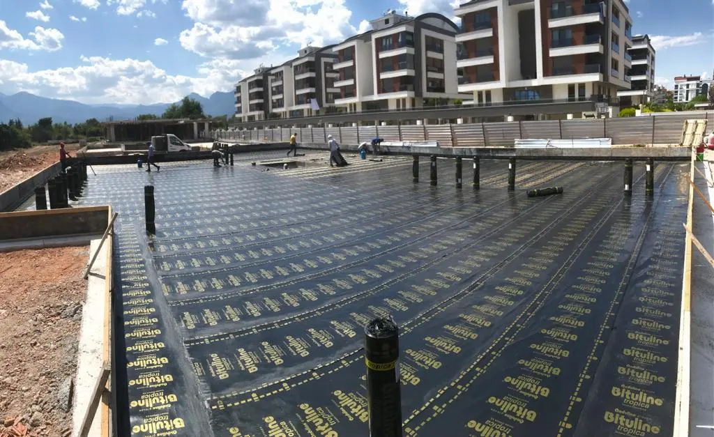 Çok bloklu bir sitenin teras çatısında bitümlü membran uygulaması