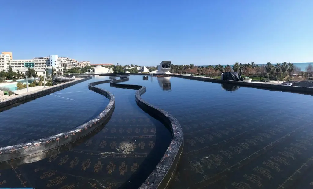 Teras üzerindeki dekoratif havuzun su yalıtımı